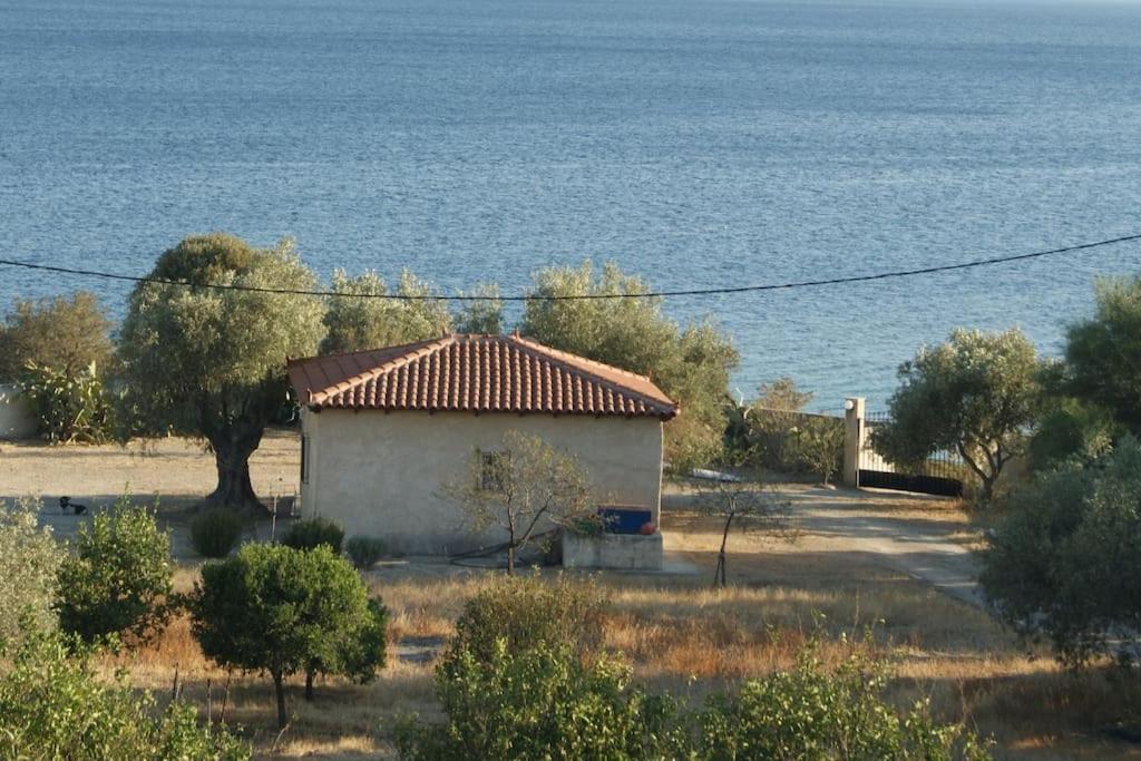 Вилла House By The Sea At Skaloma, Loutraki Озеро Вульягмени Экстерьер фото