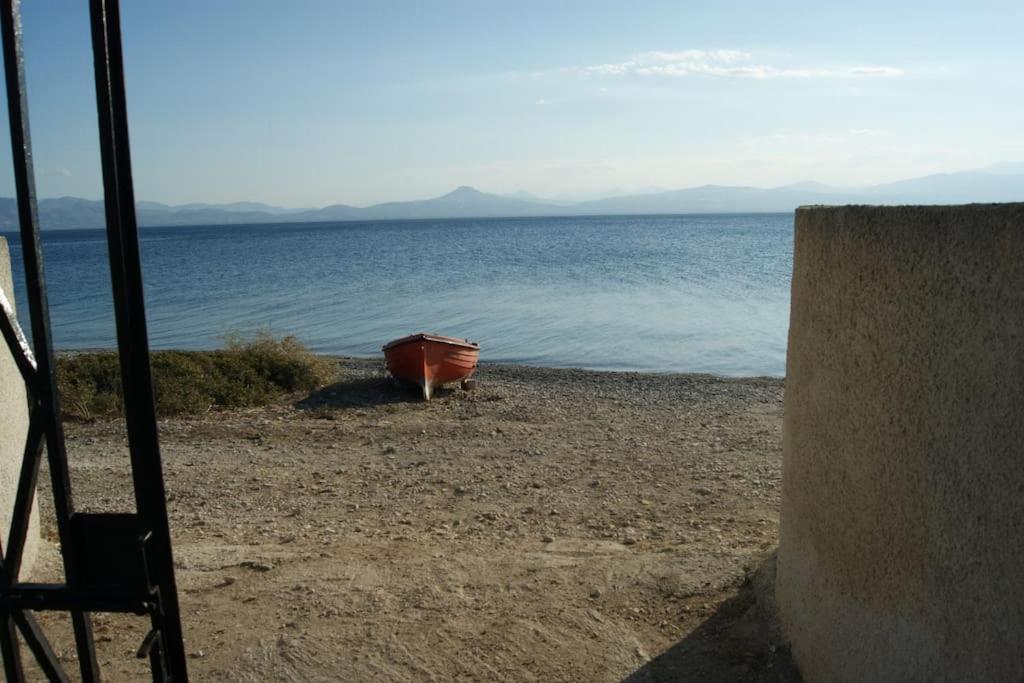 Вилла House By The Sea At Skaloma, Loutraki Озеро Вульягмени Экстерьер фото