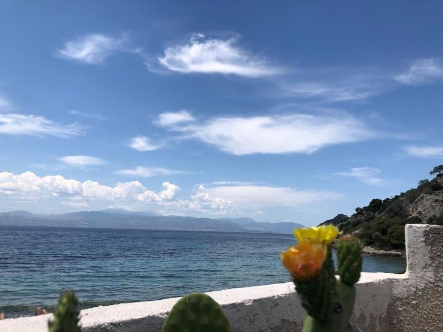 Вилла House By The Sea At Skaloma, Loutraki Озеро Вульягмени Экстерьер фото